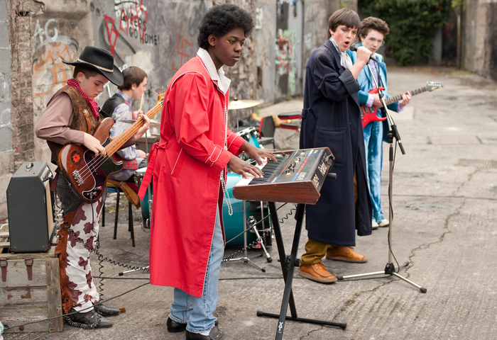 Sing Street: larga vida a la comedia musical 2 oie_2613395f1wkrx9v-1