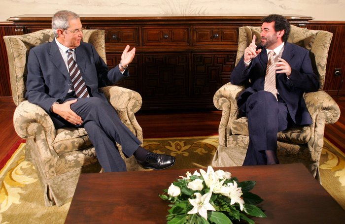 Socialist Party (PSdeG-PSOE) leader Emilio Perez Tourino (L) talks to Nationalist Party (BNG) leader Anxo Quintana before their private meeting in Santiago de Compostela, northern Spain, June 30, 2005. REUTERS/Miguel Vidal