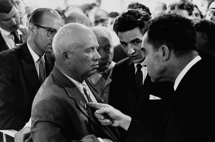 Nikita Khrushchev y Richard Nixon, Moscú, 1959. Fotografía cortesía de history.com
