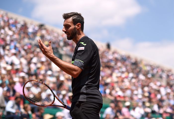 Miles de perlas de sudor sobre la piel de Shuai Peng 2 Marcel Granollers during his Second round men's singles match against Roger Federer on day four of the French Open at Roland Garros on May 27, 2015 in Paris, France