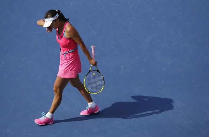 Miles de perlas de sudor sobre la piel de Shuai Peng 1 Image #: 31758194 Shuai Peng from China wipes her head in the first set of her match against Caroline Wozniacki of Denmark in the semi-finals at the US Open Tennis Championships at the USTA Billie Jean King National Tennis Center in New York City on September 5, 2014. UPI/John Angelillo /LANDOV