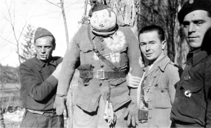 Miembros de las Brigadas Internacionales con un monigote de Franco.