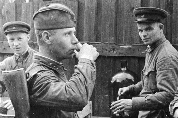«Cinematizar» la vida soviética 1 Soldados del Ejército Rojo bebiendo vodka, 1941. Fotografía cortesía de Военное обозрение.
