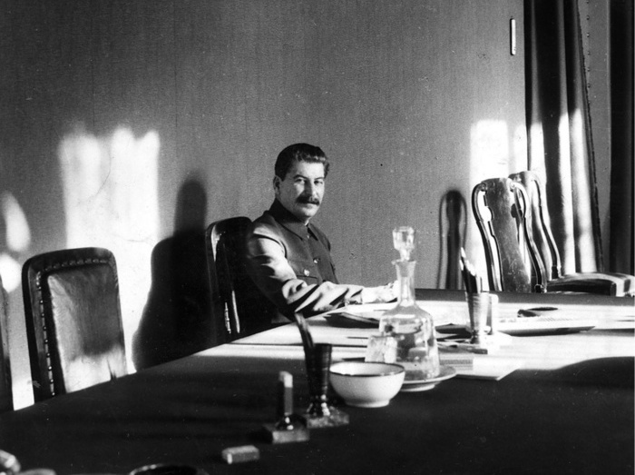 «Cinematizar» la vida soviética 3 *21.12.1879-05.03.1953+ Politiker, UdSSR Porträt am Schreibtisch unter einem Bild von Karl Marx Fotografie von James Abbe - 1932 * 21,12,1879-05,03,1953 politicians, USSR haven-guesses/advises at the desk under a picture by Karl Marx photography of James Abbe - to 1932 * 21.12.1879-05.03.1953 le politicien, URSS portrait au bureau sous une image de Charles Marx photographie de James Abbe - en 1932 *** Local Caption *** 00105092