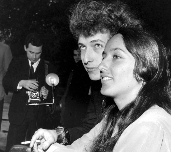 Bob Dylan follk singer with Joan Baez April 1965