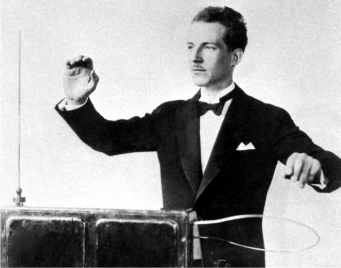 Léon Theremin en una demostración de su invento. Foto: DP.