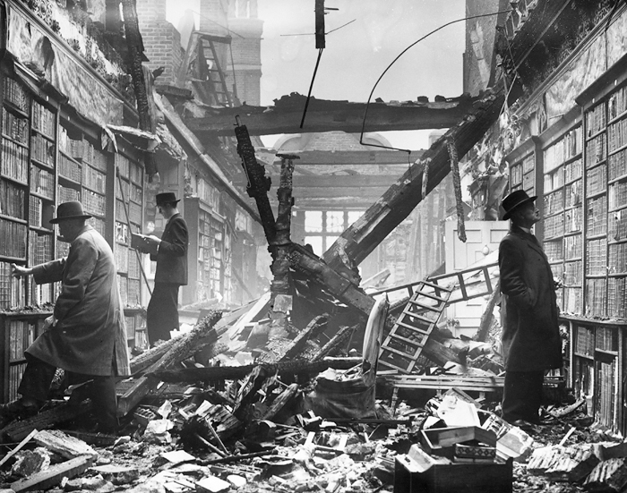 Los restos de la librería Holland House de Londres en octubre de 1940. Fotografía: Getty.