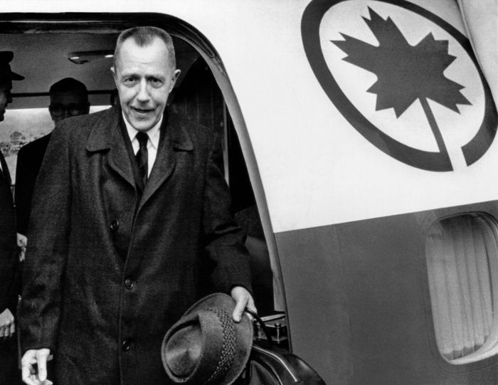 Alvin Karpis a 1930s 'Public Enemy No. 1', arrives at Montreal International Airport. Karpis was released from McNeil Island Federal Penitentiary after spending more than 32 years in prison and granted parole on the condition he leave the United States. Jan 15, 1969. (CSU_ALPHA_1254) CSU Archives/Everett Collection