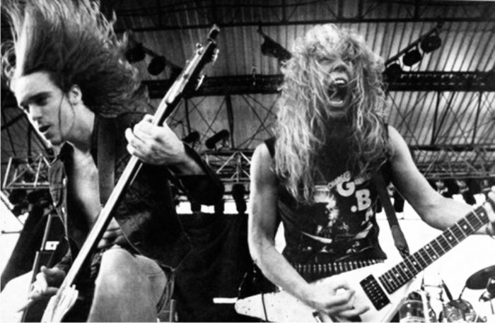 Cliff Burton y James Hetfield de Metallica en 1984. Imagen: Elektra Records.