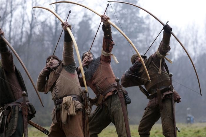Adultos modernos jugando a guerritas medievales, versión english longbowmen. Imagen cortesía de aya-life.com