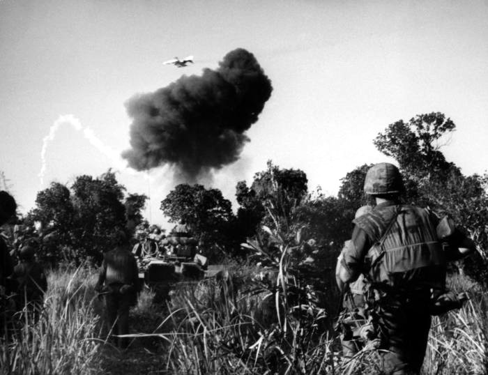Bombardeo con napalm sobre una aldea durante la guerra de Vietnam, 1966. Fotografía: Cordon Press.