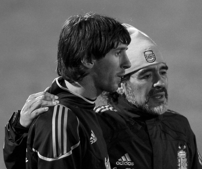 Argentina's coach Diego Maradona (R) walks alongside Lionel Messi after a practice soccer session in Pretoria June 10, 2010. REUTERS/Enrique Marcarian (SOUTH AFRICA - Tags: SPORT SOCCER WORLD CUP)