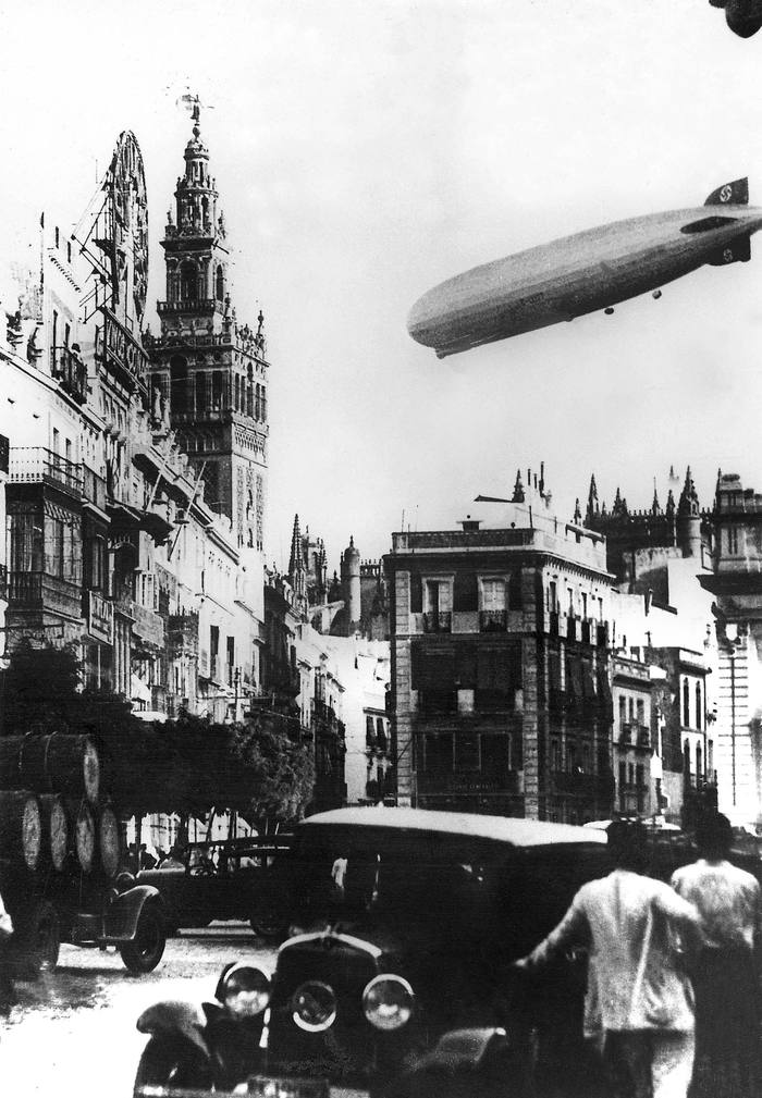 Le Graf Zeppelin (LZ 127), dirigeable allemand dont le 1er vol eut lieu le 18 septembre 1928, il detient entre autre le record de longueur de parcours (il fit le tour du monde en 12 jours en 1929) ici en 1930 au dessus de Seville (Espagne) --- The Graf Zeppelin (LZ 127), german dirigible lauched on september 18, 1928, it was the 1st dirigible to make a world tour, here over Sevilla (Spain) in 1930 *** Local Caption *** The Graf Zeppelin (LZ 127), german dirigible lauched on september 18, 1928, it was the 1st dirigible to make a world tour, here over Sevilla (Spain) in 1930