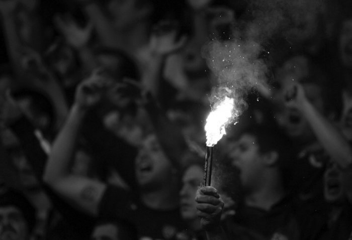 A Boca Juniors' fan holds a flare during their Argentine First Division soccer match against River Plate in Buenos Aires May 5, 2013. REUTERS/Marcos Brindicci (ARGENTINA - Tags: SPORT SOCCER)CODE: X90087