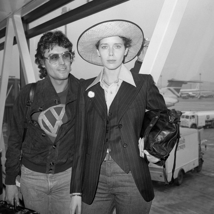 Ian McShane y Sylvia Kristel llegan en Heathrow para comenzar un rodaje. Fotografía: Cordon Press.