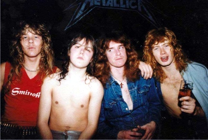 Cliff Burton (segundo por la derecha) llega a Metallica.