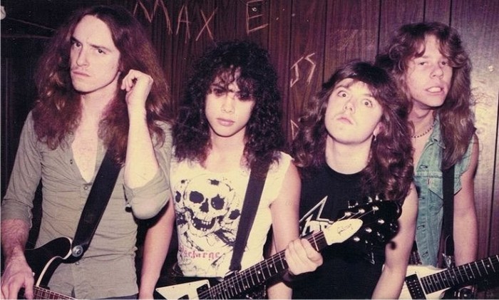 Kirk Hammett (segundo por la izquierda) en el grupo. 