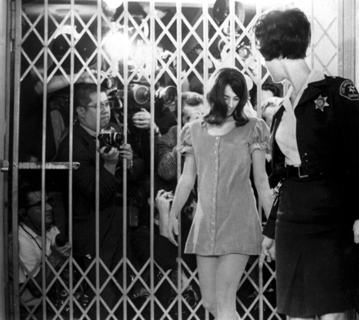Las chicas Manson: la felicidad es un arma humeante 1