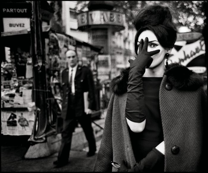 Lo que Leica no quiso fotografiar: one camera, one life 4 17 Christer Stro mholm Nana Place Blanche Paris 1961 © Christer Stro mholm Estate 1 1