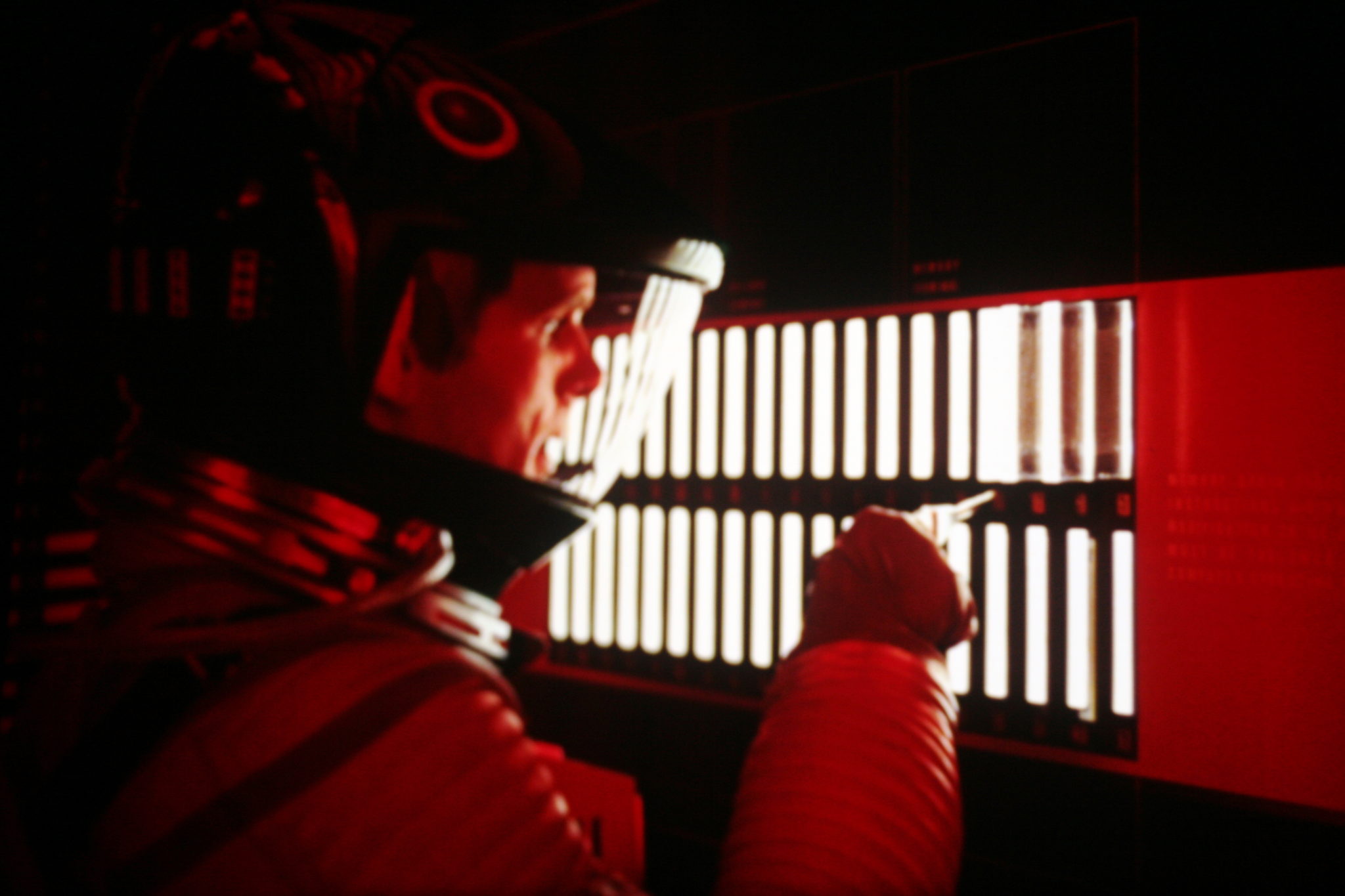 Astronauta flotando en el espacio frente a una nave espacial en 2001 una odisea del espacio