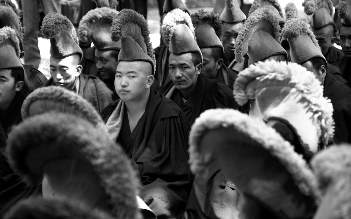 Monjes tibetanos en el monasterio de Sera en Lhasa bn