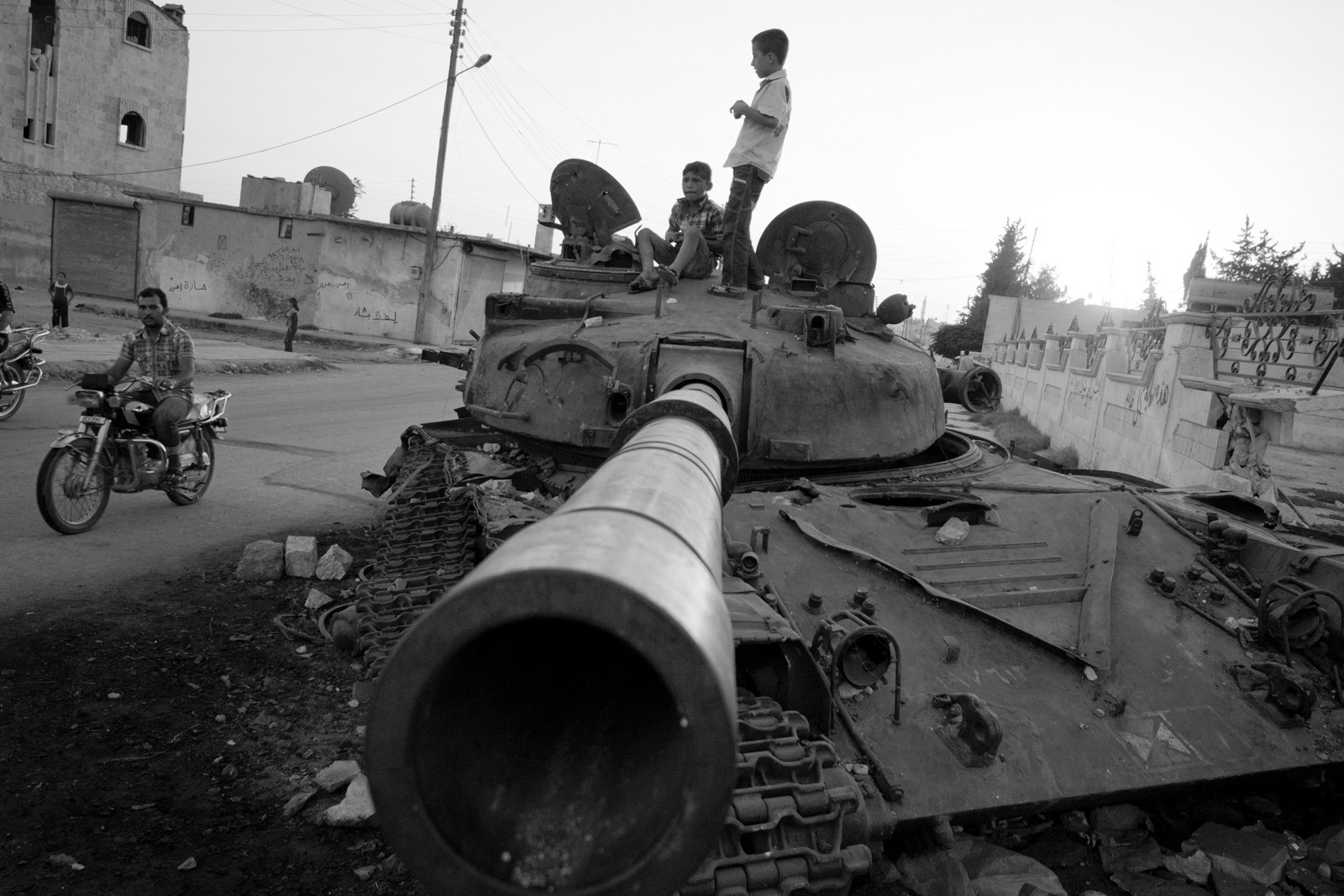 Jugando entre los tanques de Bashar