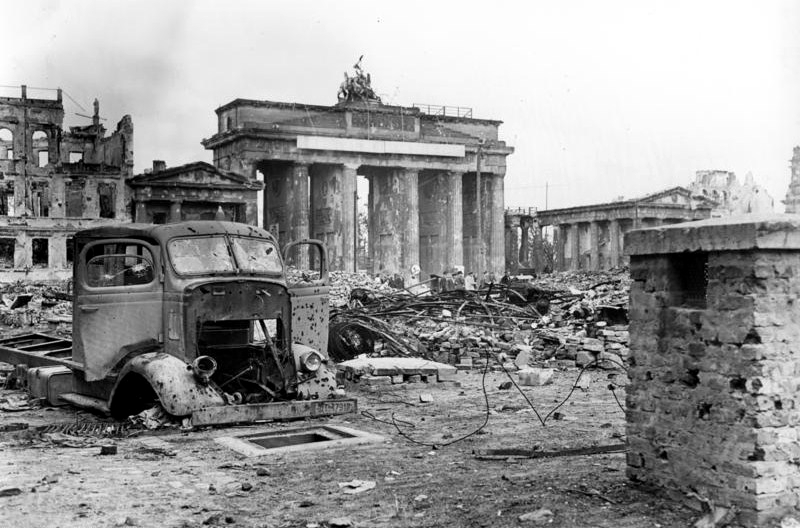 puerta brandenburgo en 1945