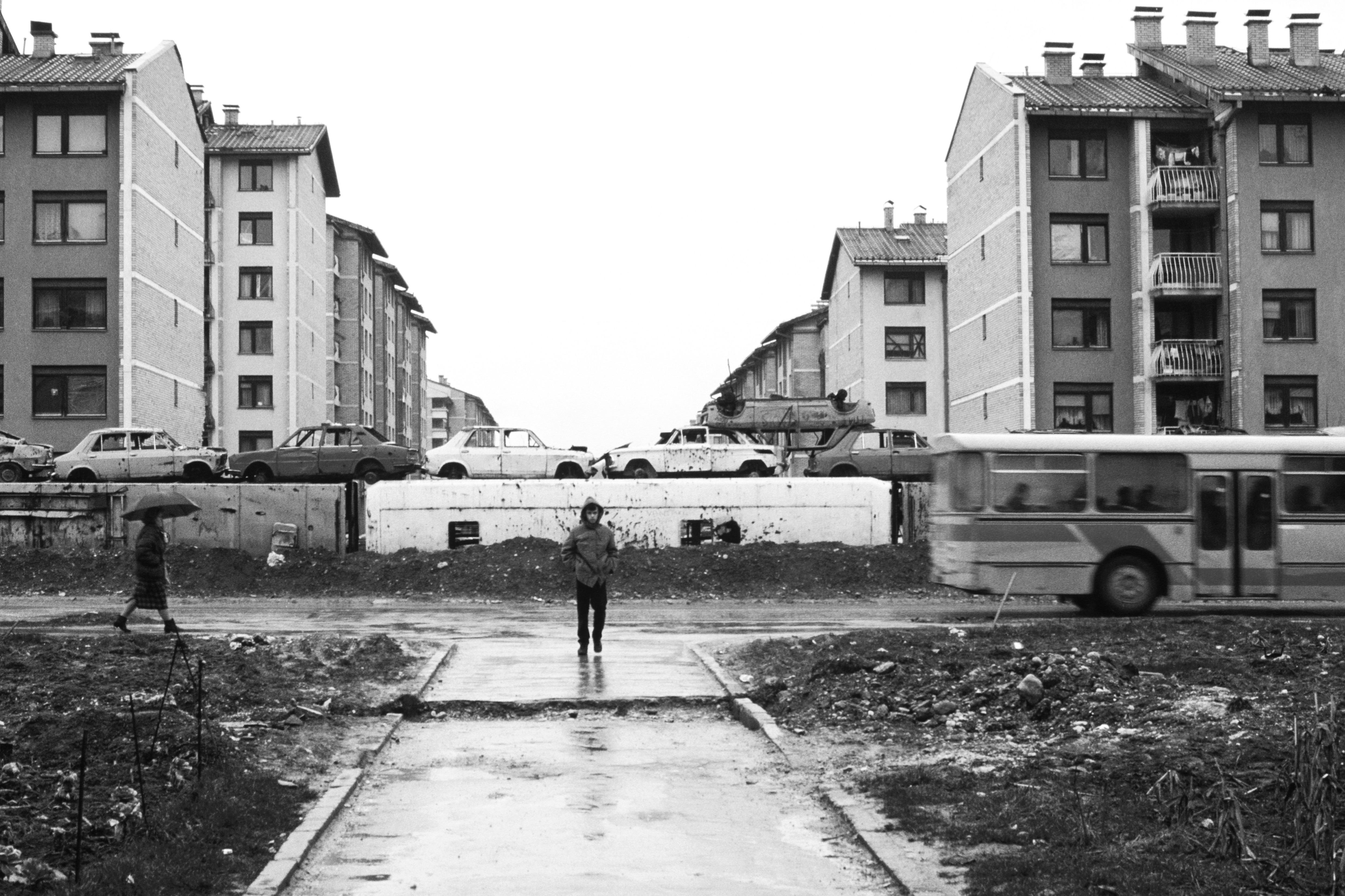 Coches amontonados niño que camina Sarajevo 1996 Fotografía de Nico Polato