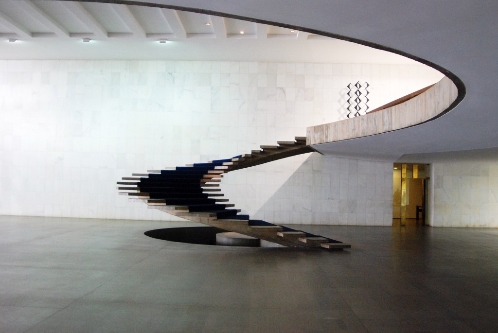 Escalera principal. Palacio Itamaraty, Brasilia (1957-1960). Horacio Fernández ddel Castillo