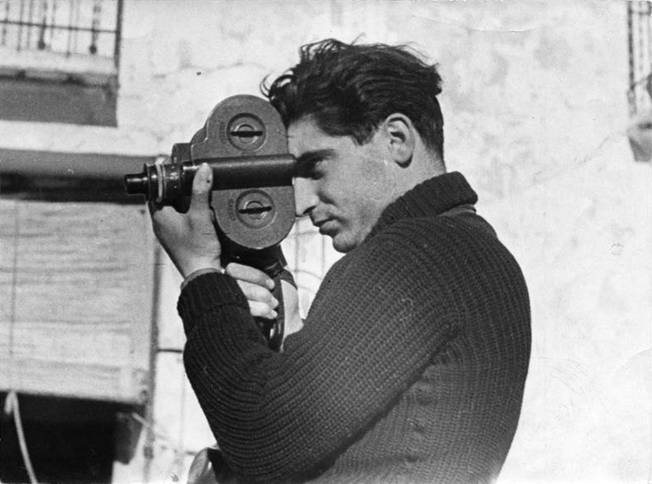 PICTURE POST 1938: «Robert Capa, el mejor fotógrafo del mundo». Fotografía de Gerda Taro.