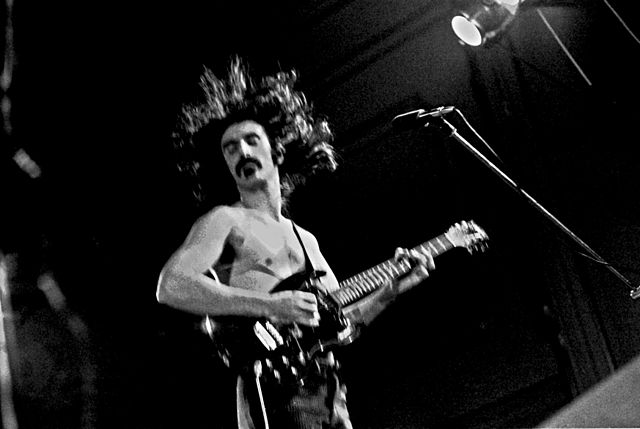 Frank Zappa The Mothers Of Invention diciembre de 1971. Foto Heinrich Klaffs CC