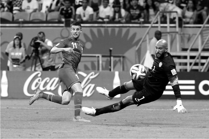 Kevin Mirallas de Belgica y Tim Howard de Estados Unidos durante el juego de los octavos de final de la Copa del Mundo de Brasil 2014 el 1 de Julio de 2014. Foto Cordon Press. p