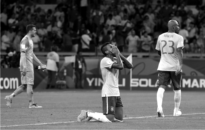 Luiz Gustavo se lamenta tras la derrota de Brasil ante Alemania en la simifinal del Mundial 2014. Foto Crodon Press p