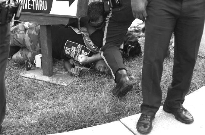 La policía detiene a un manifestante durante las protestas por el asesinato de Michael Brown. Foto Cordon Press.p