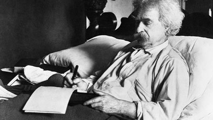 Mark Twain escribiendo en la cama. Foto Biblioteca del Congreso de los Estados Unidos DP