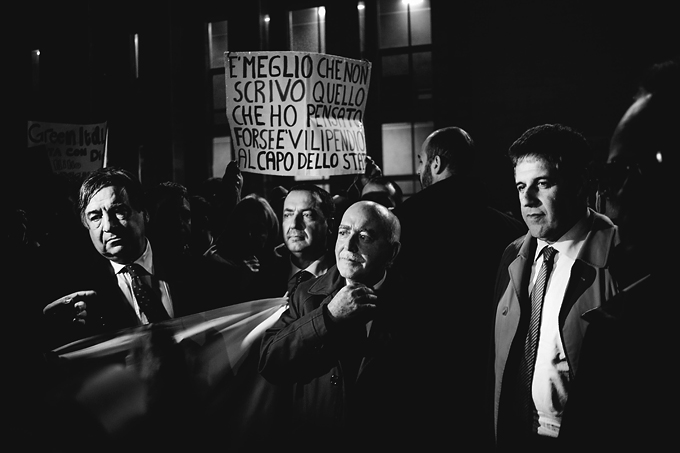 Unos manifestantes reclaman más seguridad para el fiscal italiano Nino Di Matteo en la imagen con gabardina en diciembre de 2013. Cordon Press.