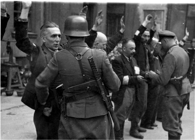Soldados alemanes detienen a judíos durante la revuelta del gueto de Varsovia. Mayo de 1943. Foto: DP.