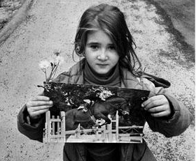 Una niña muestra una foto de Giussepe Di Matteo.p