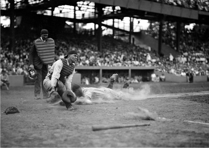 Lou Gehrig puntuando frente a Hank Severeid . Foto Library of Congress DP