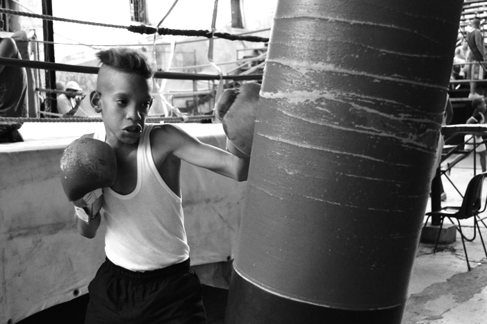 Un joven boxeador se entrena en el gimnasio Rafael Trejo de Habana Vieja.