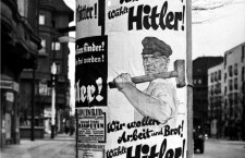 Cartel en una calle berlinesa en 1932, «Nosotros queremos trabajo y pan, vota por Hitler». Foto: Corbis.
