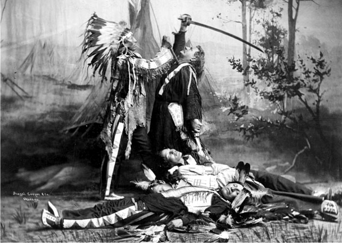 Representación de un nativo americano apuñalando al coronel Custer en una escena del Pawnee Bills Wild West Show. Imagen