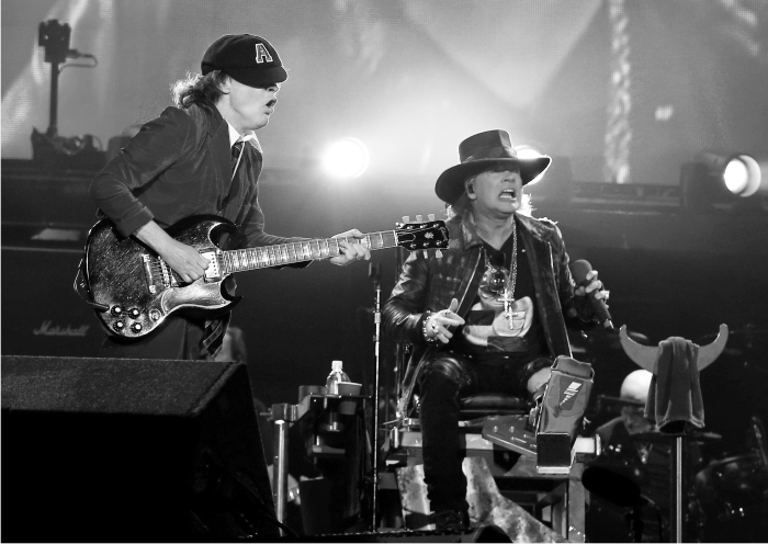 Axl el trono y la escayola junto a Angus en Lisboa. Un rey de regreso. Foto Cordon Press.p