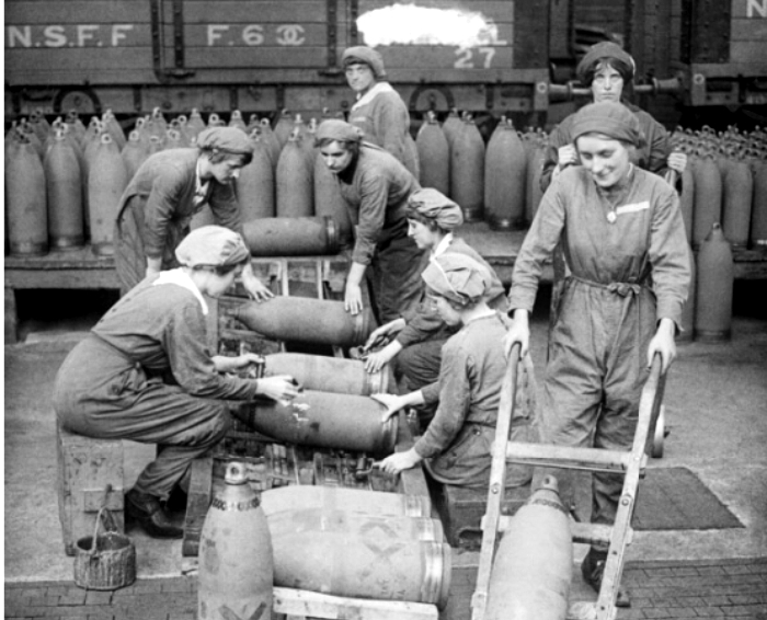 Munitionettes trabajando en ela fábrica de Chilwell. Foto cortesía del Imperial War Museum.
