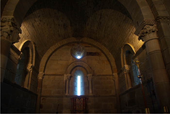 Resultado de imagen de interior iglesias románicas"