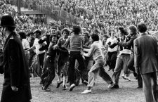 circa 1975:  Sheffield United fans mob Steve Finneston as he tries to leave the football pitch.  (Photo by Hulton Archive/Getty Images)
