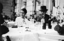 Anna y Sigmund Freud en el sexto congreso internacional de psicoanálisis, La Haya (1920).