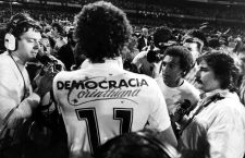 Sócrates y su camiseta del Corinthians, 1983. Foto: Jorge Araújo (CC).