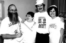 Steve Glew con otros coleccionistas en la Convención PEZ de Cleveland. Foto: Pez Outlaw Diary.