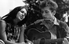 WASHINGTON D.C. - AUGUST 28: Folk singers Joan Baez and Bob Dylan perform during a civil rights rally on August 28, 1963 in Washington D.C. (Photo by National Archive/Newsmakers)